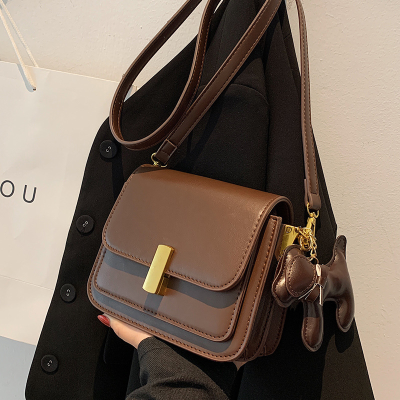 The trendy small square bag is a versatile and fashionable crossbody bag. It's a new style of high-quality and fashionable commuting single-shoulder bag for women in 2025 full figure