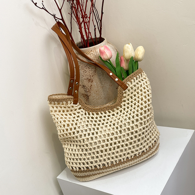 Forest-style artistic retro woven bag, casual bag, 2025 new trendy single-shoulder bag, tote bag, textured underarm bag Application Scenario