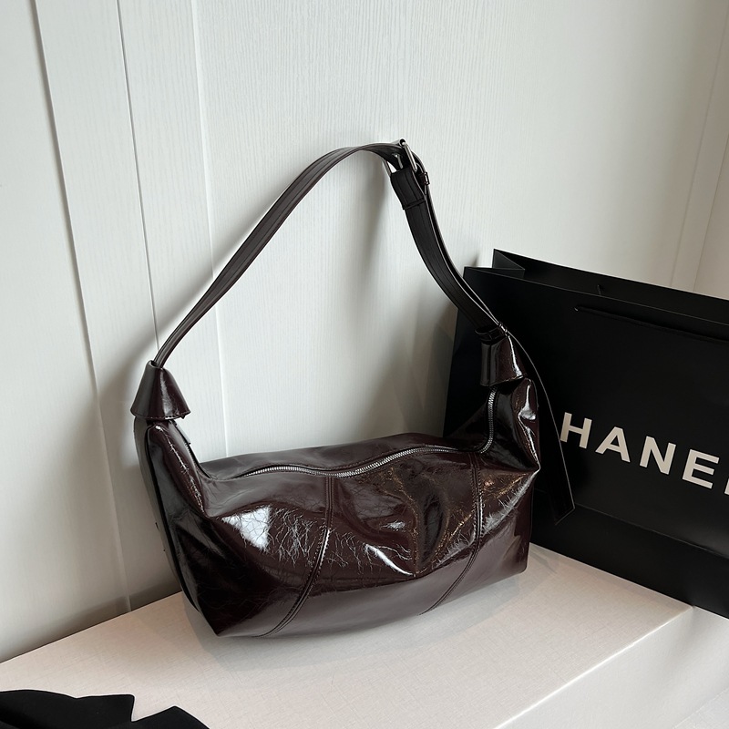 Lazy style large-capacity soft skin oil wax skin dumpling bag 2024 new retro single-shoulder crossbody bag for women, versatile and trendy Application Scenario