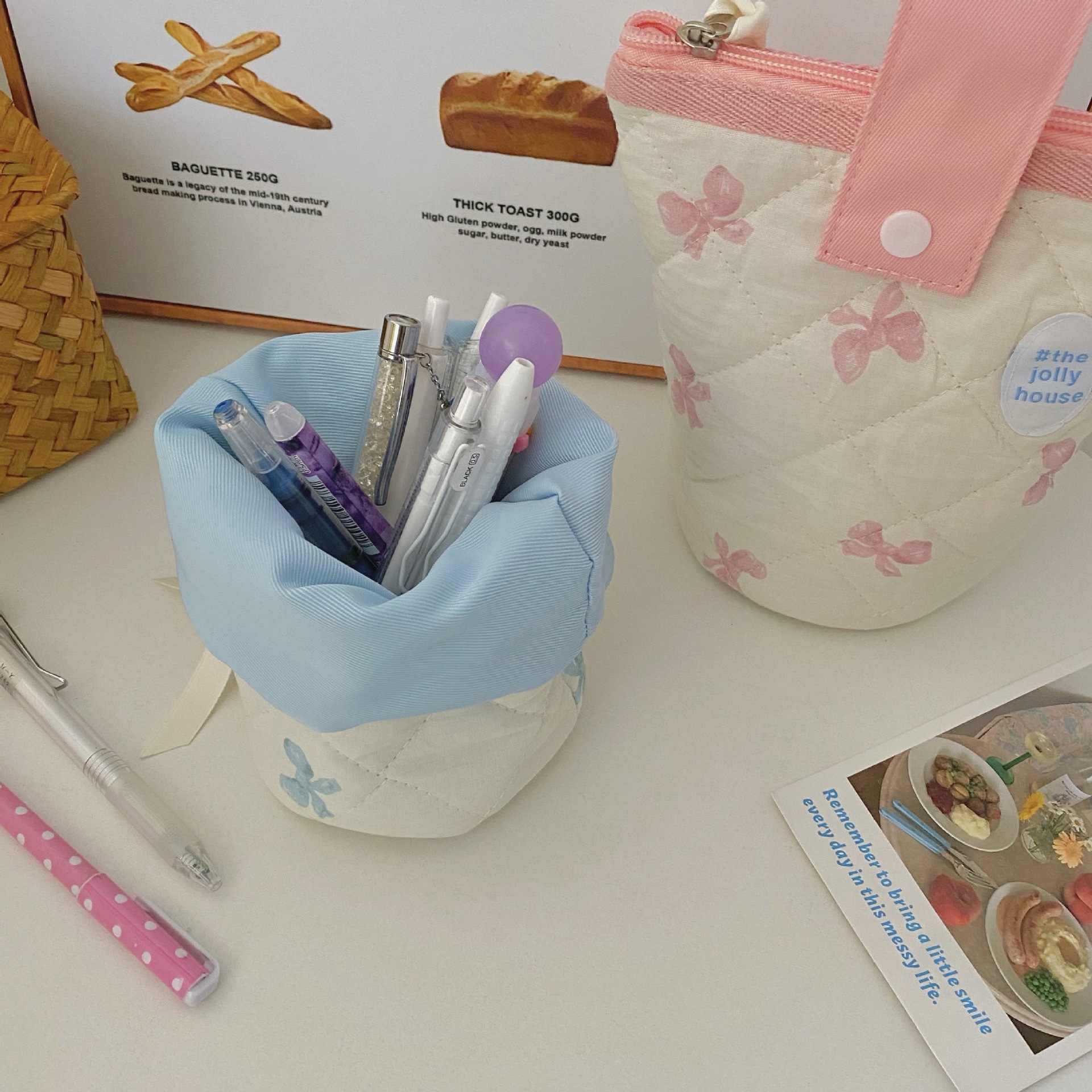 Korean-style bow pen holder, foldable pen case, high appearance level, large-capacity hand-held portable flip cover pen case for students Application Scenario