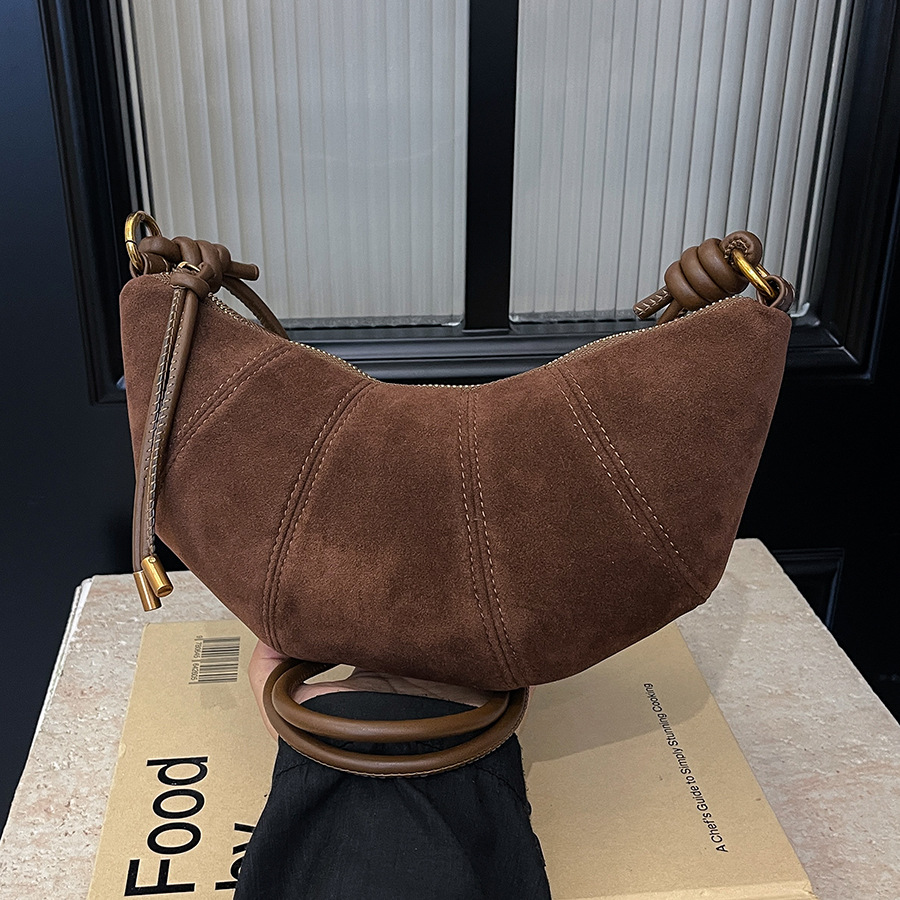 The retro Maillard women's 2024 new style matte single-shoulder crossbody bag with a unique and simple croissant full figure