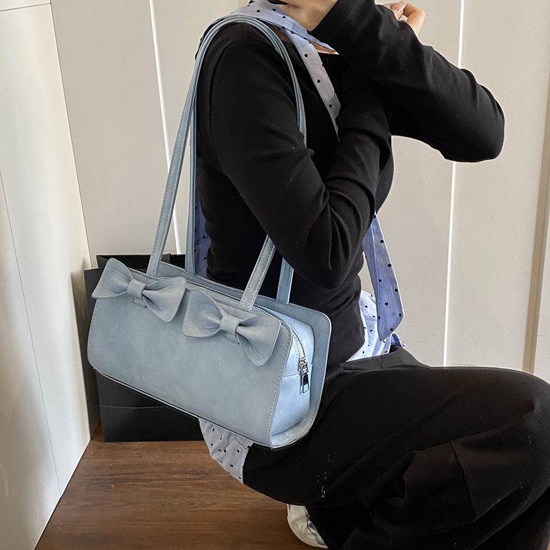A new 2025 fashionable and versatile single-shoulder bag for women with a bow tie, a casual and simple pillow bag Application Scenario