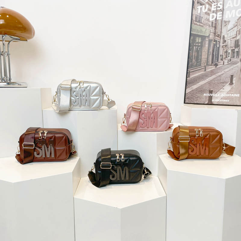 Trendy and versatile women's bags, high-quality small square bags, casual single-shoulder bags, crossbody bags, wide shoulder strap mother-daughter bags Application Scenario