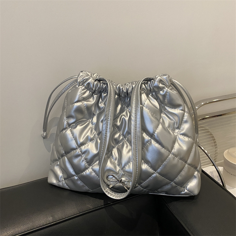 New underarm women's bags for commuting, large-capacity single-shoulder texture casual tote bag, pleated hand-held bucket bag full figure