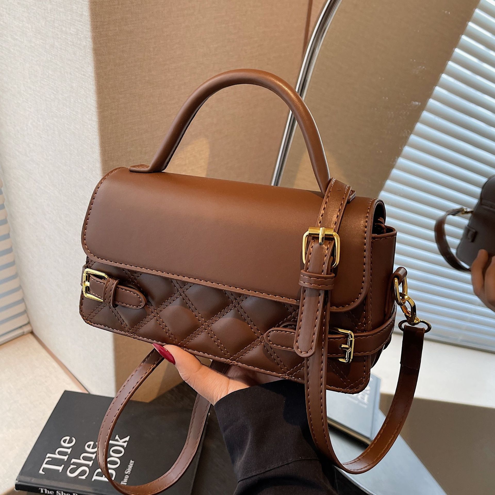 This high-end diamond-patterned embroidered thread commuting handbag is a trendy and casual small square bag for women in the spring of 2025 full figure