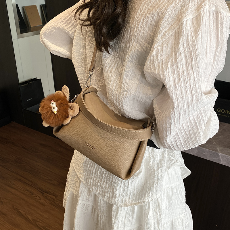 Simple lychee patterned hand-held baguette bag for women, 2025 new style fashionable single-shoulder pillow bag, casual soft leather crossbody bag Application Scenario