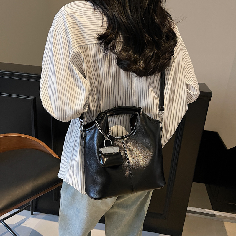 Hand-held bucket bag for women 2025 new style, trendy and casual, large capacity, retro and versatile, single-shoulder crossbody bag for women, mother and child bag Application Scenario