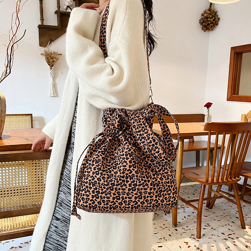 2024 Autumn/Winter new Korean-style fashionable canvas bag, single-shoulder bag, leopard print large capacity, laid-back style fabric bag, women's drawstring bag details Picture