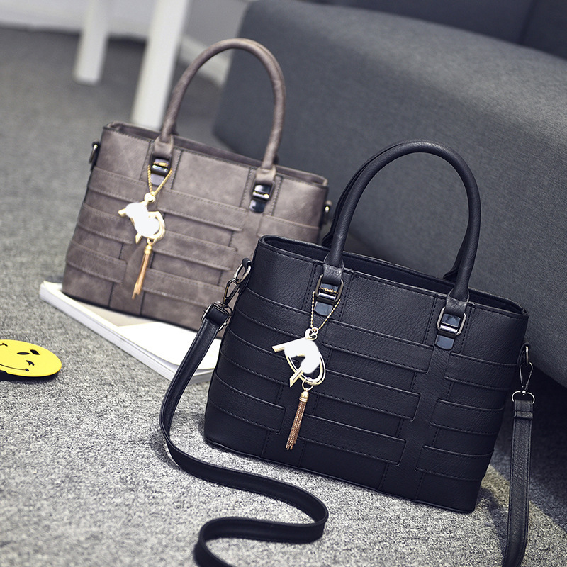 European and American fashion large-capacity handbags, 2022 summer new trendy women's bags, casual single-shoulder crossbody bags for delivery Application Scenario