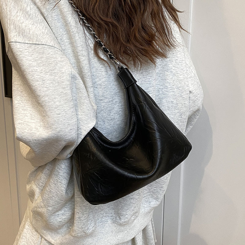 Chain underarm solid-color tote bag for women, 2024 new model, large capacity, single-shoulder crossbody dumpling bag for students' commuting to class Application Scenario