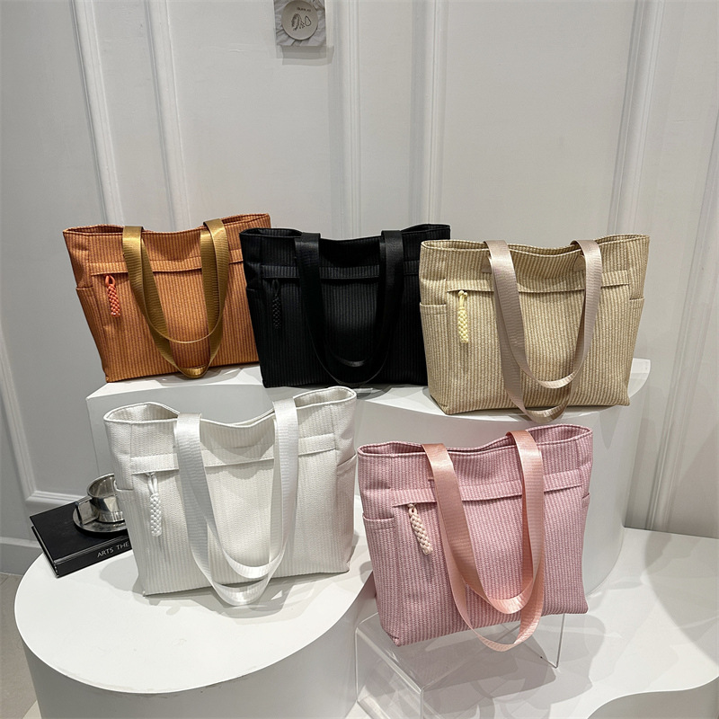 The 2025 new large-capacity tote bag for women, a simple and casual Korean style single-shoulder bag, versatile for commuting, underarm bag and hand-held bag Application Scenario
