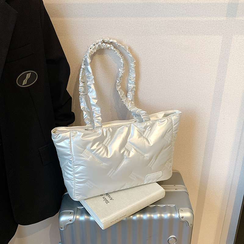 Large-capacity underarm bag women's 2024 new style casual and fashionable single-shoulder cotton-padded jacket, this year's popular commuter tote bag Application Scenario