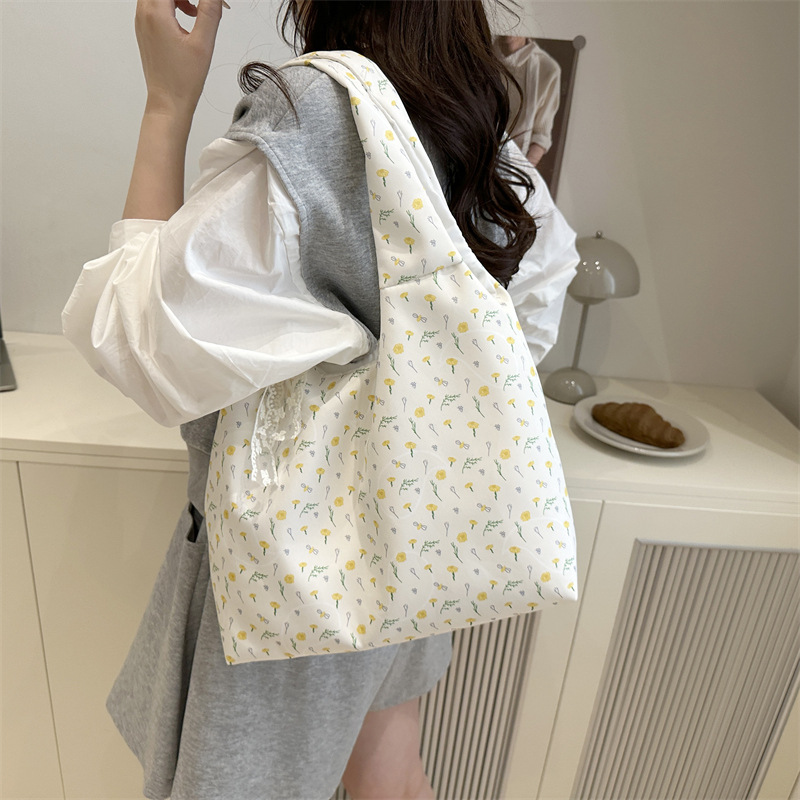 The 2025 summer new large-capacity single-shoulder commuter women's canvas floral print bag and versatile bow tote bag Application Scenario