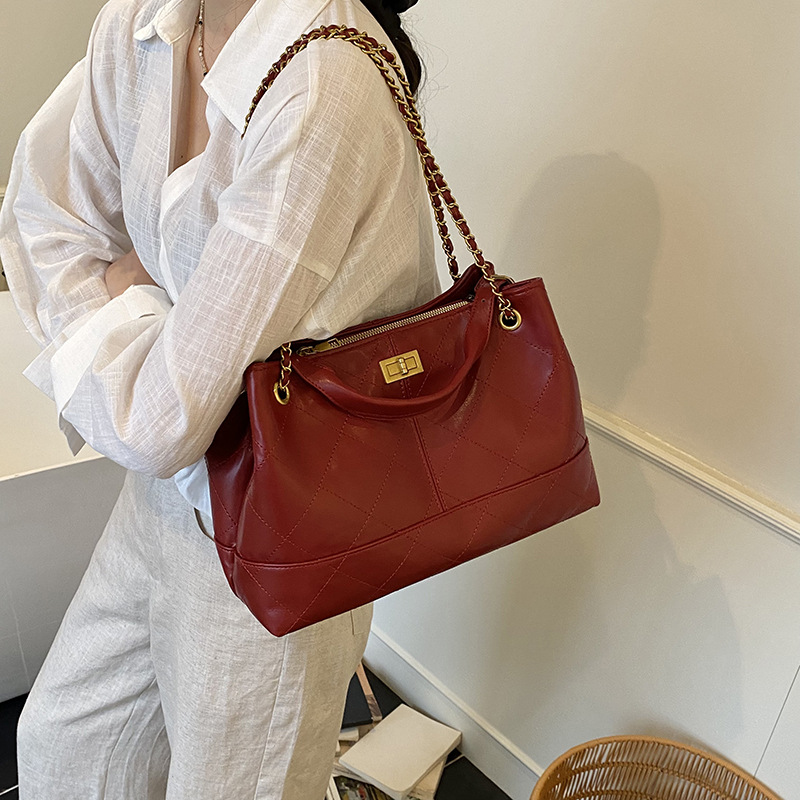 2025 Summer New Korean-style diamond chain bag, fashionable tote bag, niche single-shoulder bag, retro crossbody bag, women's bag details Picture