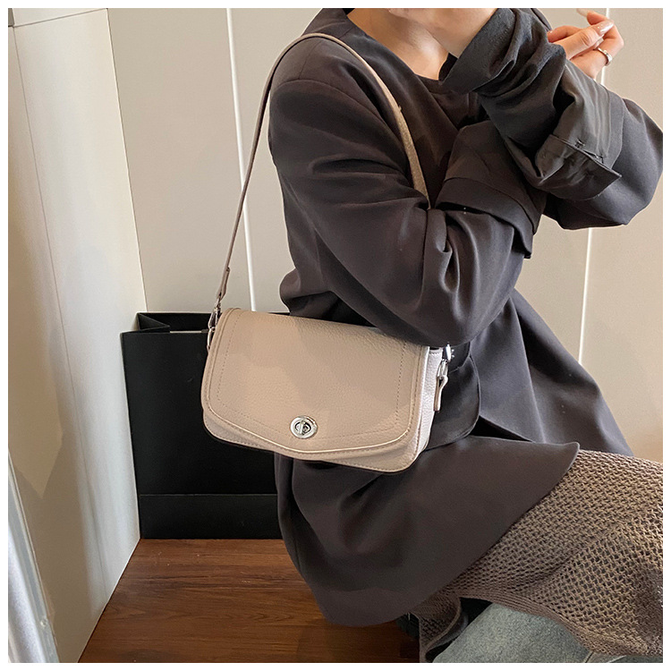 The 2025 new style of fashionable and simple solid-color hand-held small square bag with lychee pattern, a stylish single-shoulder bag, and a versatile commuting crossbody bag Specification drawing