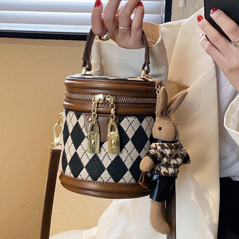 Cross-border wholesale small bags for women 2025 Spring New fashionable and niche crossbody bag with texture diamond-shaped hand-held bucket bag full figure