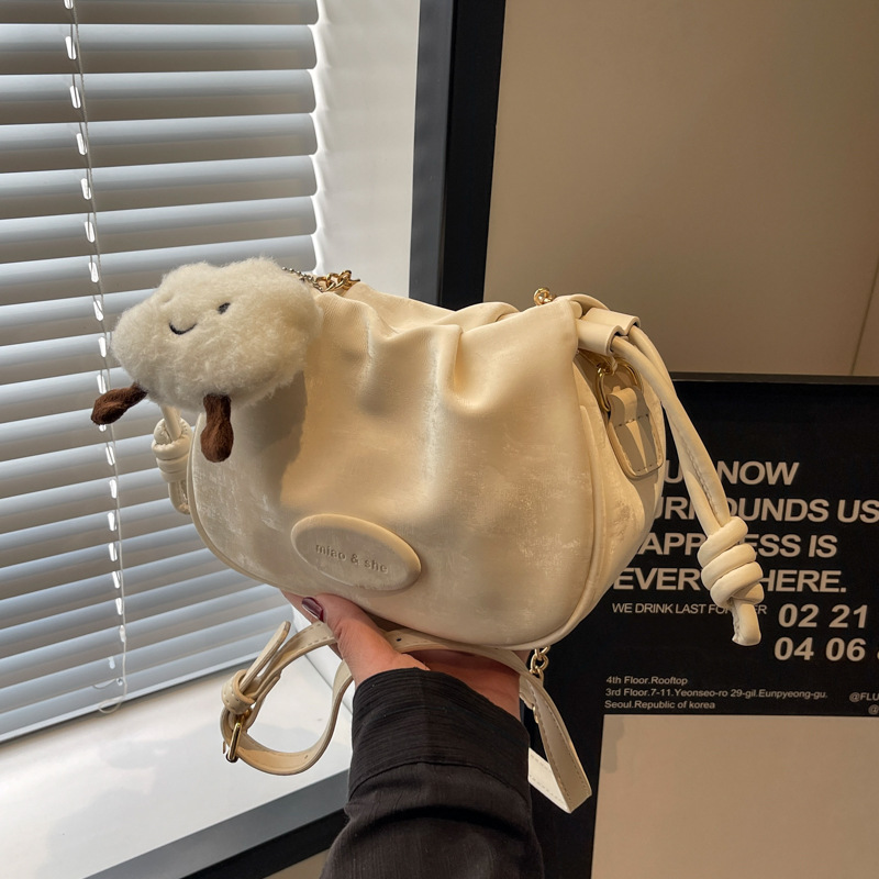 This is a new 2024 stylish and versatile Korean-style pleated single-shoulder crossbody bag with a unique texture details Picture