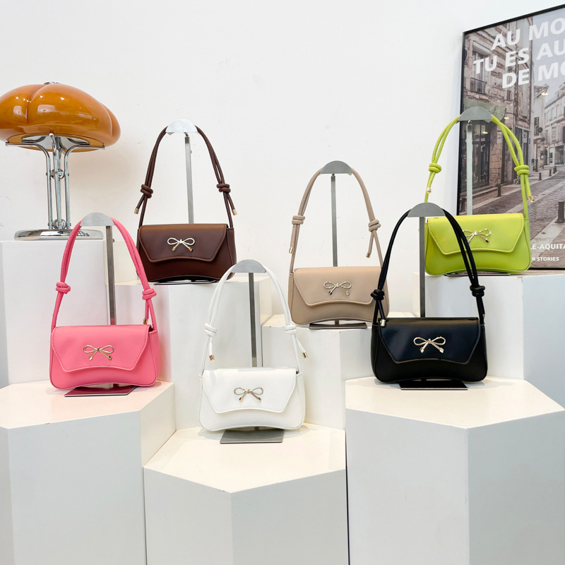 New solid-color, elegant and fashionable Korean-style bow with a stylish texture. Spring 2025 single-shoulder casual underarm baguette bag Application Scenario