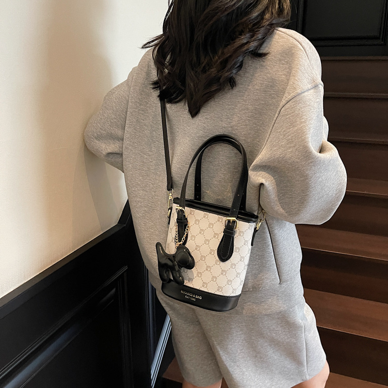 Retro print, fashionable and simple hand-held bucket bag for women, 2025 new style, casual, versatile and high-end single-shoulder crossbody bag Application Scenario
