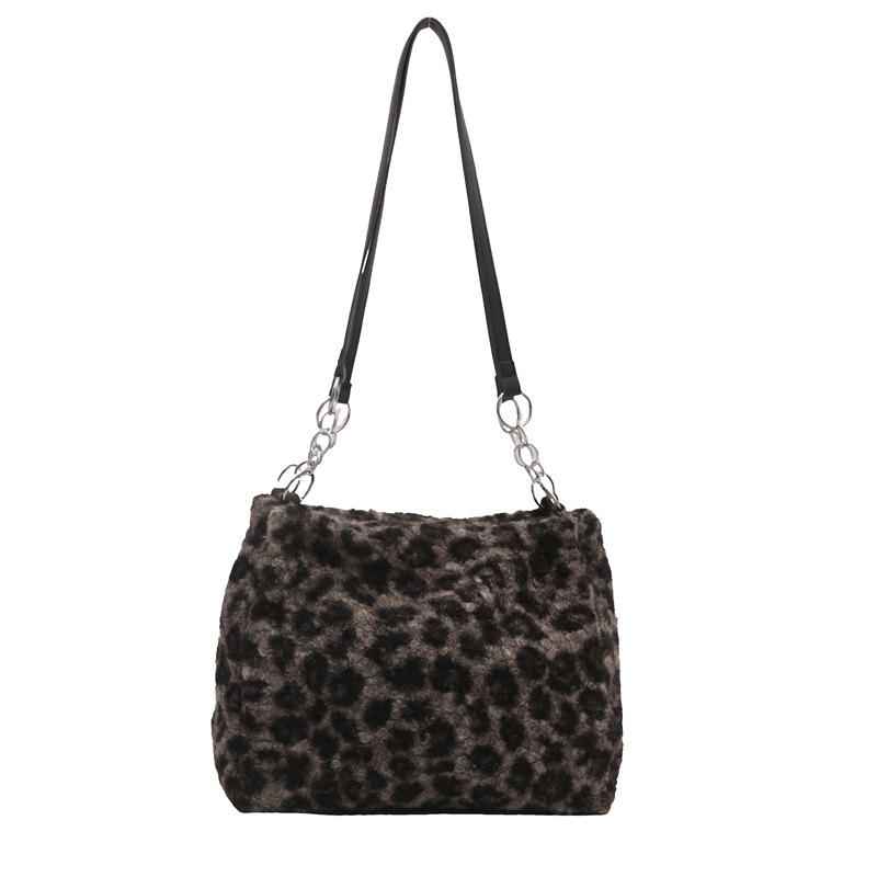 The fluffy leopard print women's large-capacity 2024 winter new trendy and versatile shoulder bag and casual tote bag Application Scenario