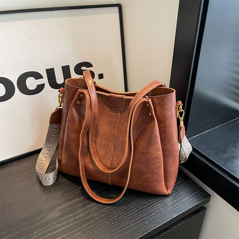 Large-capacity women's 2024 Korean version new high-end texture solid color crossbody bag wide band handbag trendy tote bag details Picture