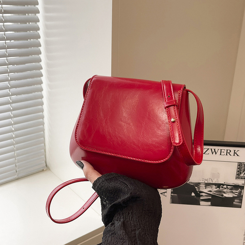 The 2025 new style of women's bags: simple solid-color chestnut bag, niche design, commuting saddle bag, crossbody small square bag for women full figure