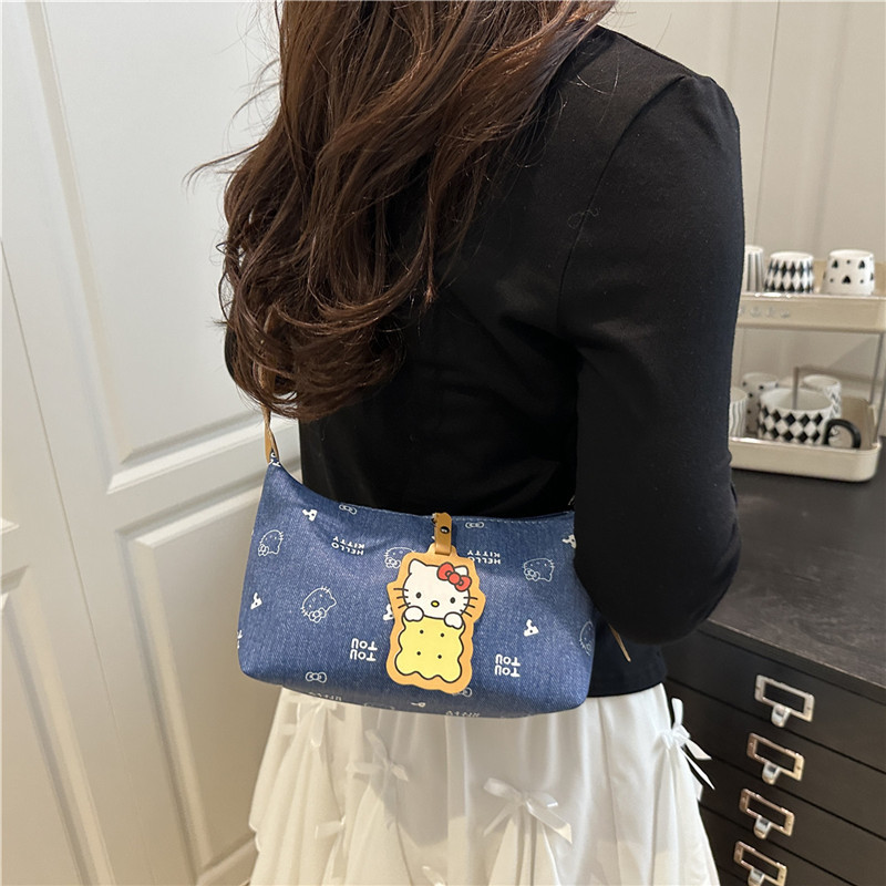This printed hand-held denim underarm bag is lightweight, fashionable and in an ins laid-back style. It's a versatile single-shoulder women's bag for going out details Picture