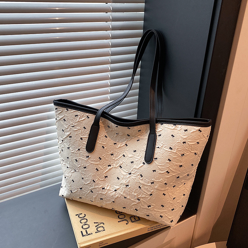 A new stylish polka dot tote bag for women in 2025, a versatile and stylish single-shoulder underarm bag for commuting to work full figure