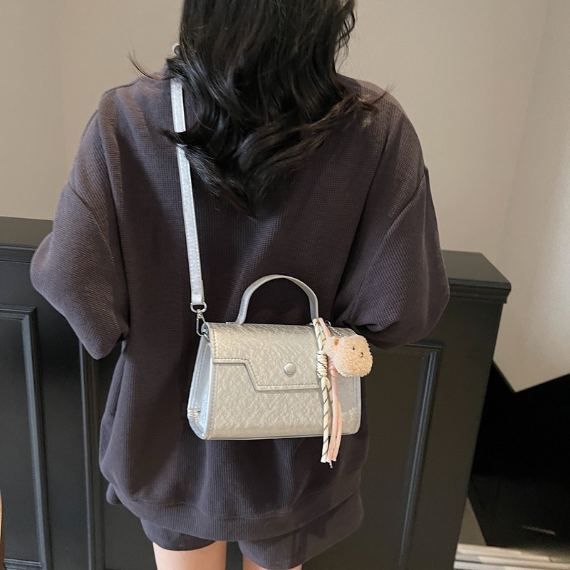 High-end quality and fashionable hand-held small square bag for women, new Spring/Summer 2025, simple single-shoulder bag, casual and versatile crossbody bag Application Scenario