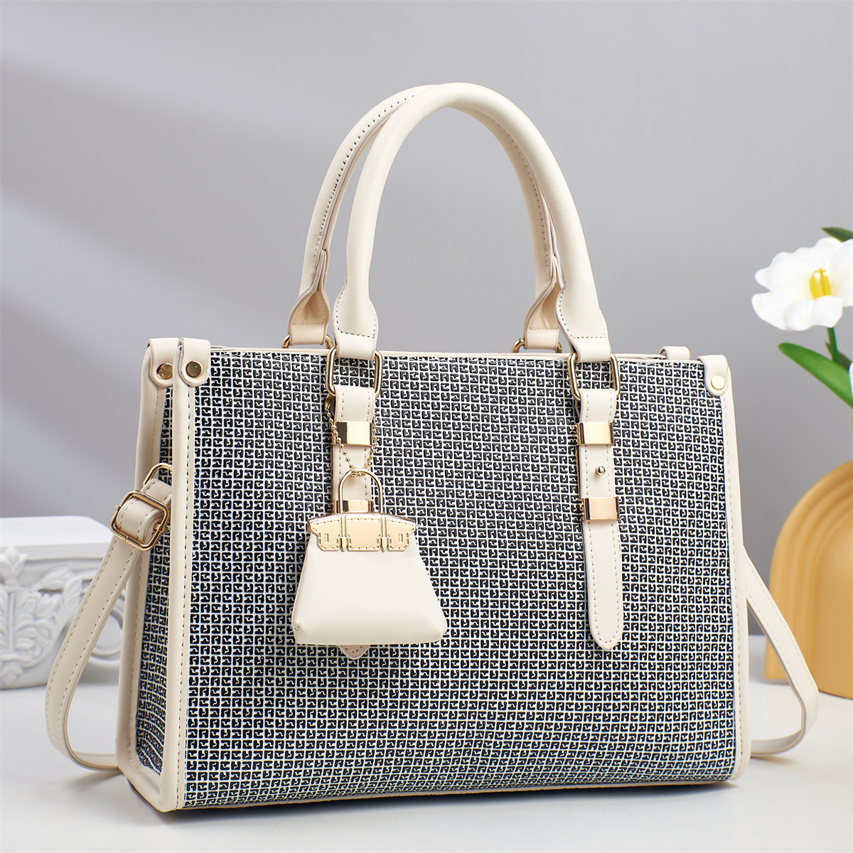 Commuter versatile women's bag, fashionable textured leather handbag, elegant texture, large-capacity women's bag manufacturer wholesale Application Scenario