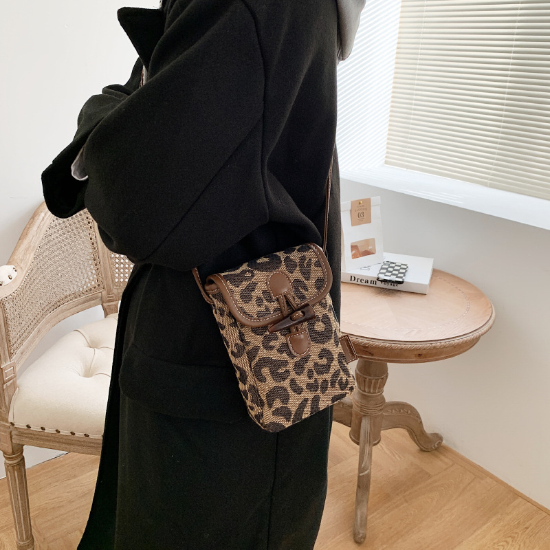 The checkerboard mini bag 2025 new style is super trendy, fashionable and stylish. It's a women's crossbody single-shoulder small square bag Application Scenario