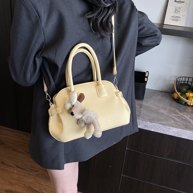 This stylish and versatile soft leather handbag is a new model for women in 2025. It features a large-capacity commuting single-shoulder platinum bag and a casual crossbody bag Application Scenario