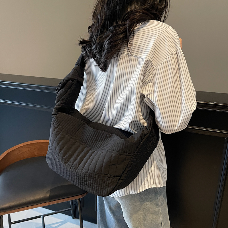Korean niche pleated handbag for women 2025 new style versatile and fashionable single-shoulder cloud bag for commuting crossbody dumpling bag Application Scenario