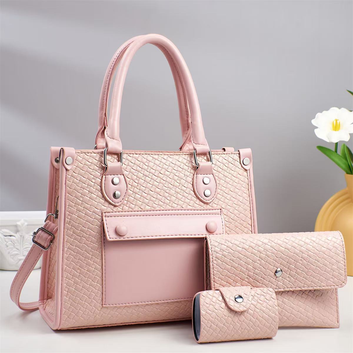 A new single-shoulder, stylish and versatile letter bag for women's daily commuting in 2025, featuring a large capacity for foreign trade Application Scenario