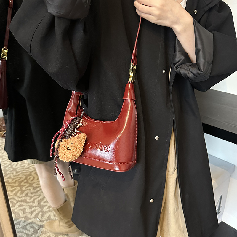 Retro and fashionable hand-held pea bag for women, 2024 new simple and casual single-shoulder bag, niche design, high-end women's bag Application Scenario