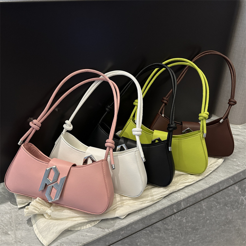 Simple, fashionable and casual single-shoulder bag, niche casual underarm bag, new Korean-style fashionable small square bag for summer 2023 full figure