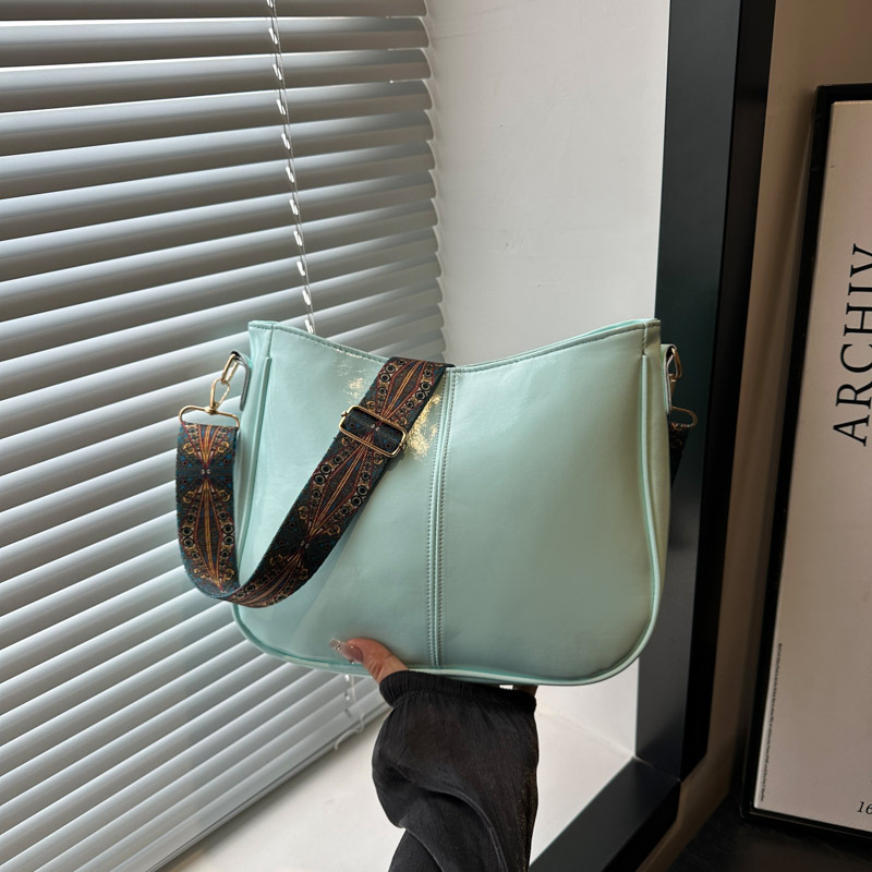 New retro and simple solid-color fashionable women's bag, single-shoulder bag, versatile for commuting, and a trendy European and American women's crossbody tote bag full figure