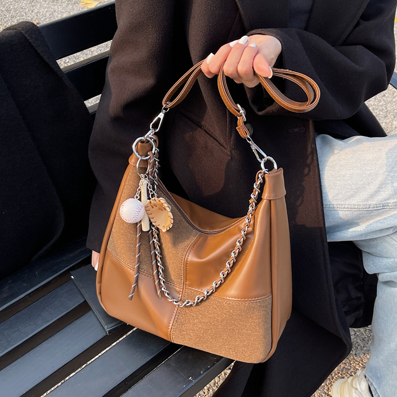 High-end quality bag, women's large-capacity 2024 new retro niche design crossbody bag, chain commuting single-shoulder bag full figure