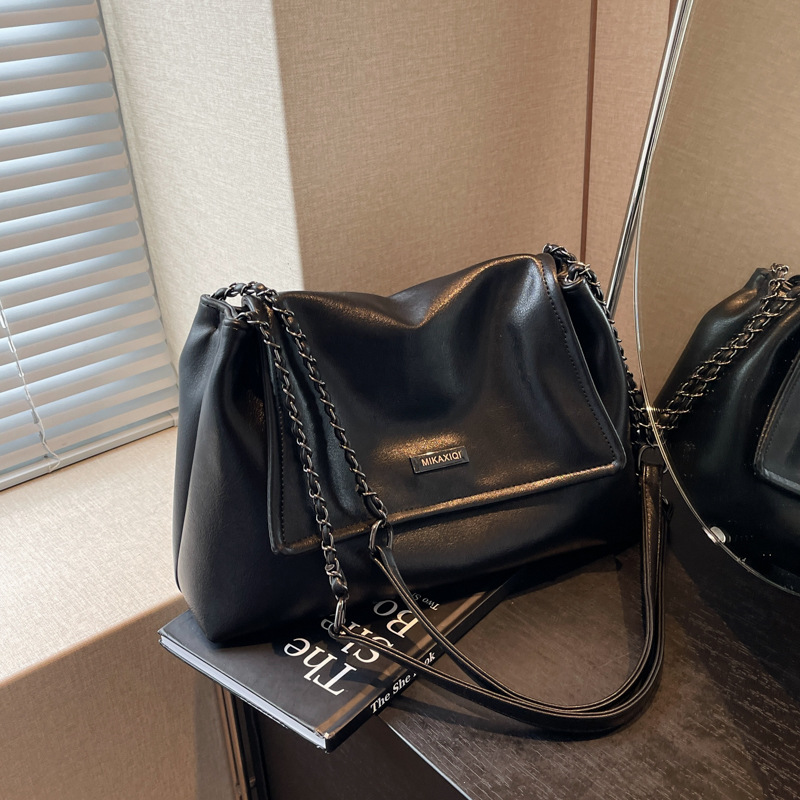 Simple, elegant, fashionable and versatile single-shoulder bag for women, 2024 new large-capacity tote bag, casual and retro small square bag details Picture