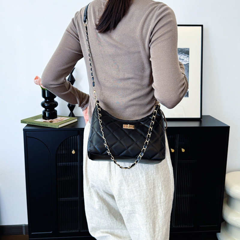 This is a unique and high-quality women's 2024 new diamond-shaped chain bag, which is fashionable, versatile, elegant and high-end. It's a single-shoulder crossbody bag Specification drawing