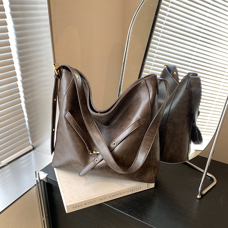 The 2024 new style of the fashionable tote bag for women is simple, casual, and has a large capacity. It is a high-end, trendy and versatile underarm bag Specification drawing