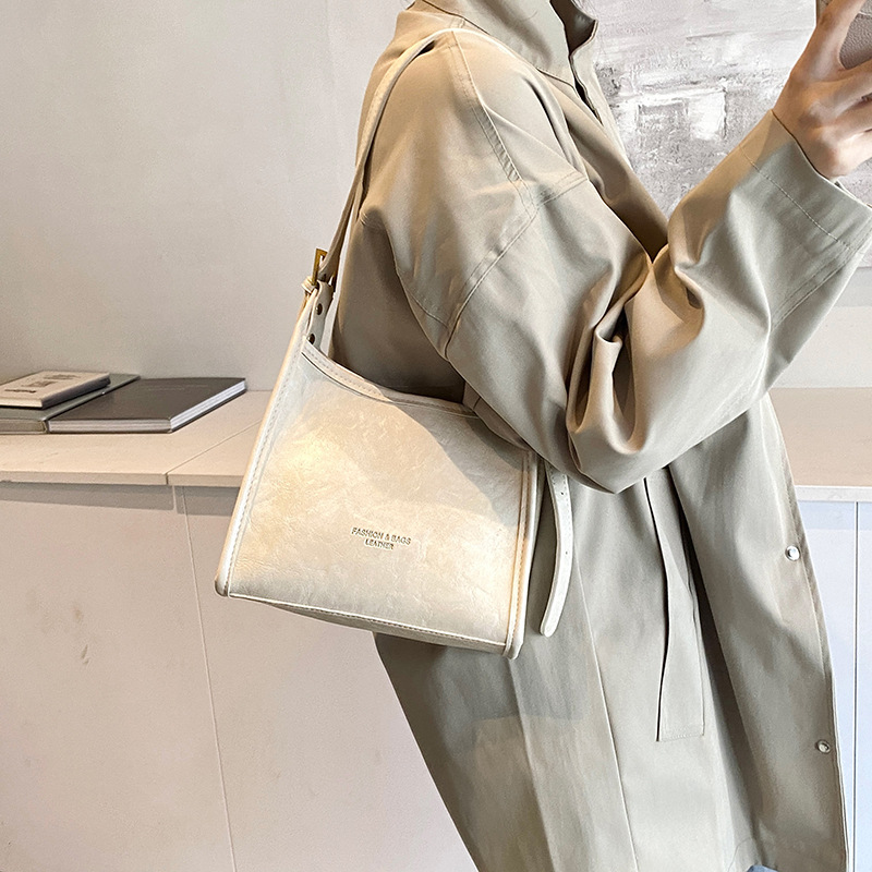 This year, small hand-held bags are in vogue for women. The new autumn 2024 collection features simple and stylish underarm bags and versatile shoulder bags details Picture