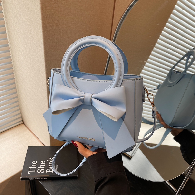 Spring 2025 New bow tote bag for women's commuting to work, large-capacity single-shoulder bag, fashionable underarm bag full figure