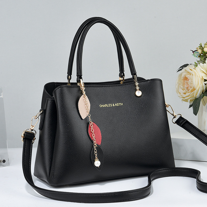 The 2025 new style of ladies' hand-held handbag is elegant, fashionable and stylish. The large-capacity single-shoulder bag for mothers is simple and fashionable full figure
