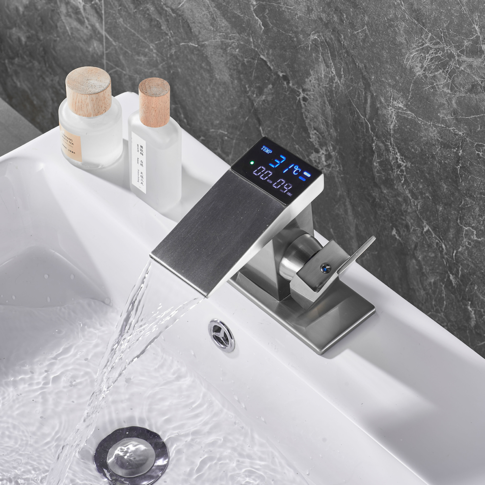 The new cross-border woodpecker waterfall faucet from Meimu features digital temperature display for hydropower generation and a digital display for the faucet basin Application Scenario