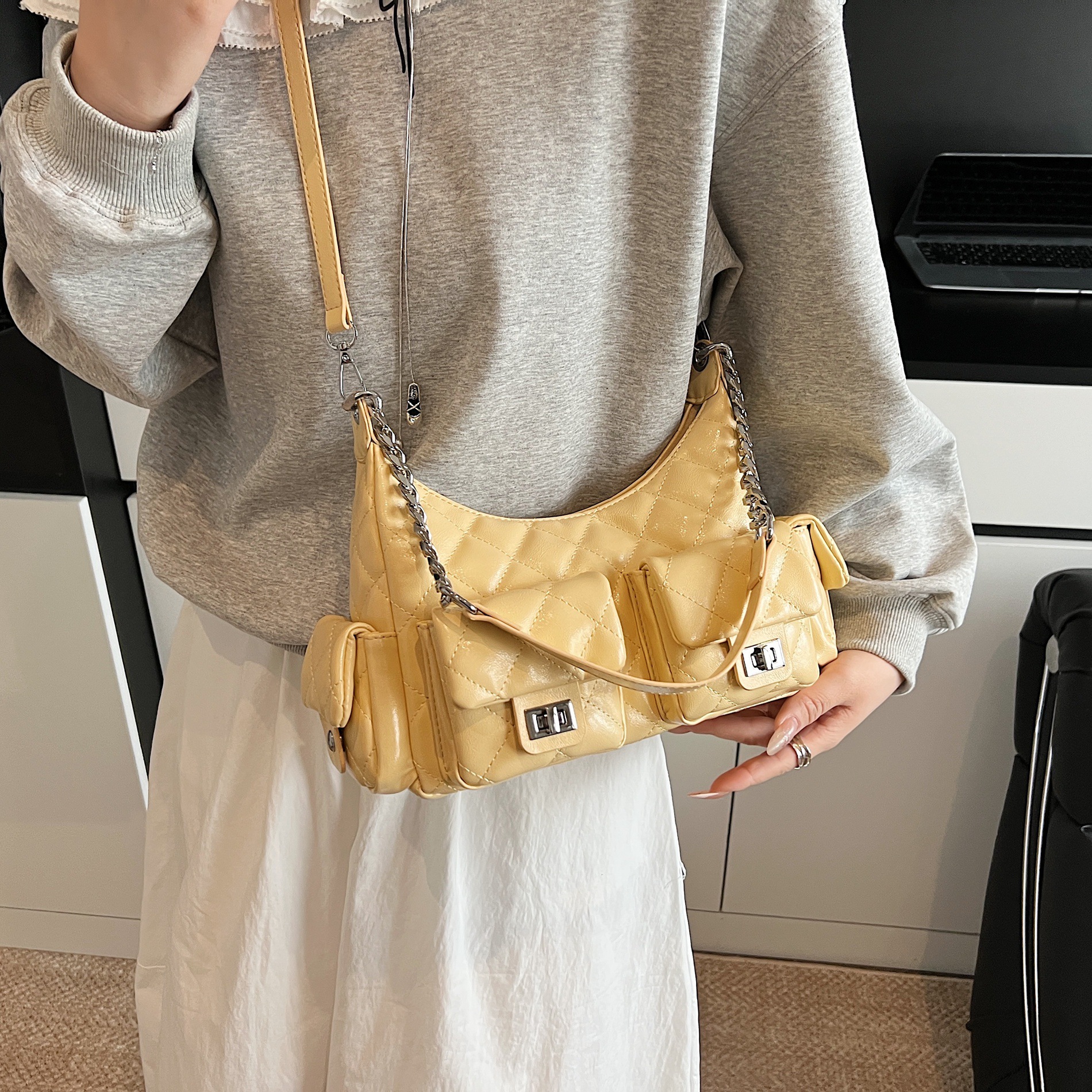 Diamond-shaped chain bag for women, new Spring/Summer 2025, a niche design, single-shoulder crossbody bag, motorcycle bag, casual underarm bag details Picture