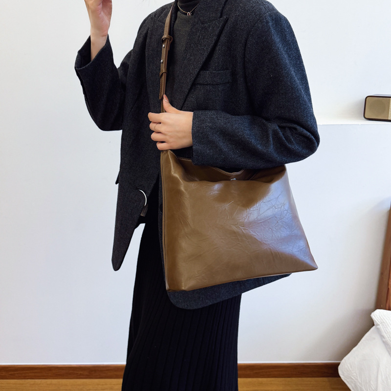 Korean trendy and fashionable large-capacity women's underarm bag, high-end and niche design, soft leather commuting simple tote bag Application Scenario