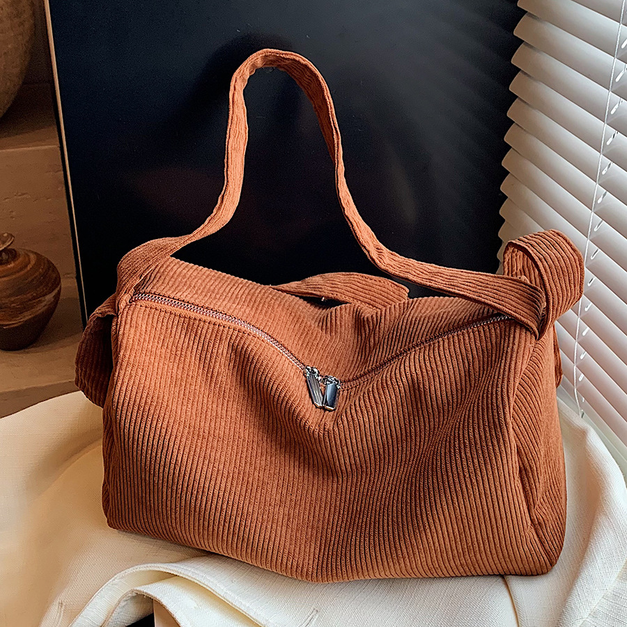 This is a new 2024 trendy, versatile, retro, large-capacity single-shoulder underarm bag for women. It exudes a sense of relaxation and sophistication full figure