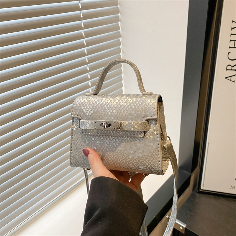 The new versatile single-shoulder Kelly bag and commuter crossbody bag are popular in the spring of 2025 full figure