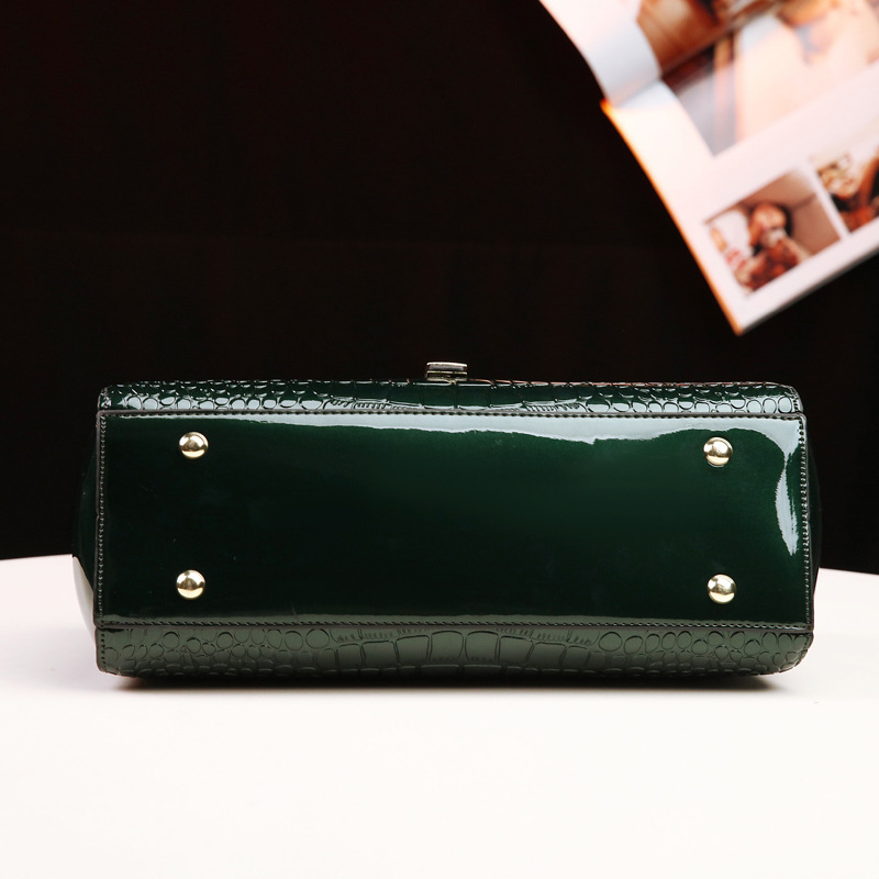 Shiny leather pillow bag 2024, women's bag, flip cover bag, noble print, trendy hand bag, shoulder bag with multiple layers, crossbody bag, mom Application Scenario